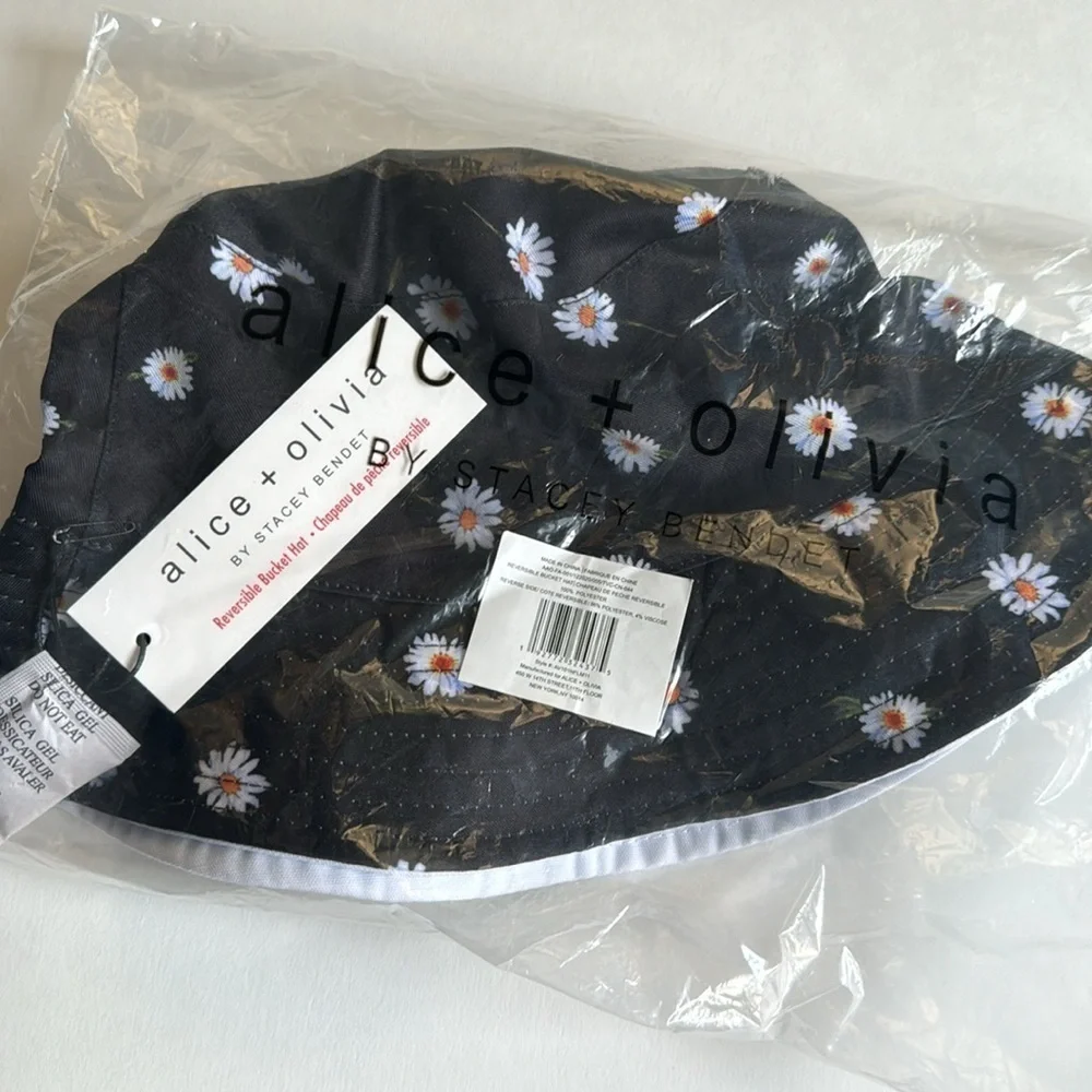 Alice and Olivia Womans Reversible Summer black Bucket Hat